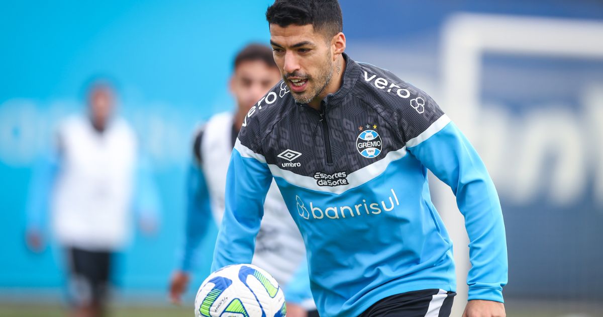 Luis Suárez, artilheiro do Grêmio, viajou para Salvador mas deve ser poupado.