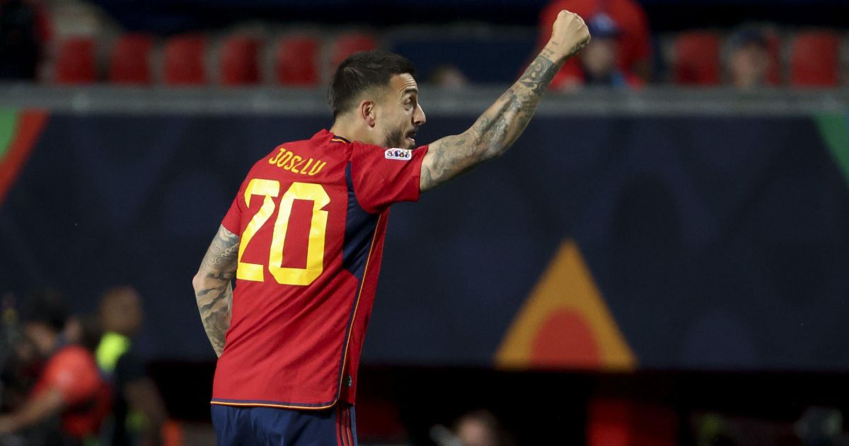 Joselu, jogador espanhol, celebra gol que garante o avanço da Espanha às Finais da Nations League.