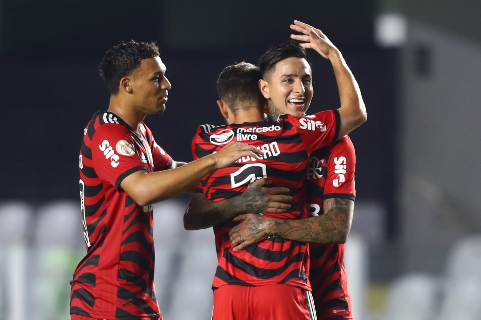 Flamengo venceu o Santos no final de semana e quer iniciar momento positivo com classificação. Foto: Gilvan de Souza / CRF