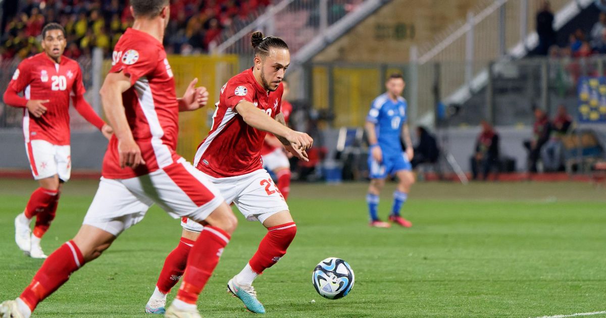 Imagem de Jodi Jones, jogador maltês que joga pelo Notts County, se aproximando da bola em jogo contra a Itália