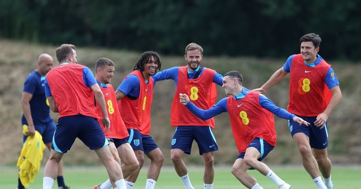 Jogadores ingleses se preparam para Inglaterra x Macedônia do Norte em treinamento.