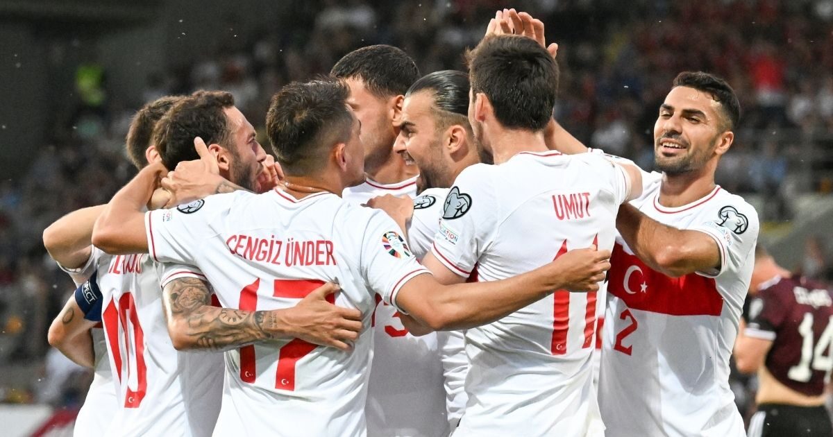 Jogadores turcos comemoram gol antes da partida entre Turquia x País de Gales.